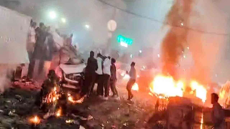 டெல்லி செங்கோட்டை அருகில் வெடித்துச் சிதறிய கார்: 8 பேர் உயிரிழப்பு