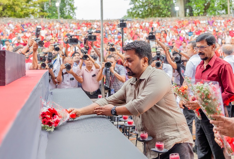 கார்த்திகை வீரர்களுக்கு மலர் அஞ்சலி செலுத்திய ஜனாதிபதி