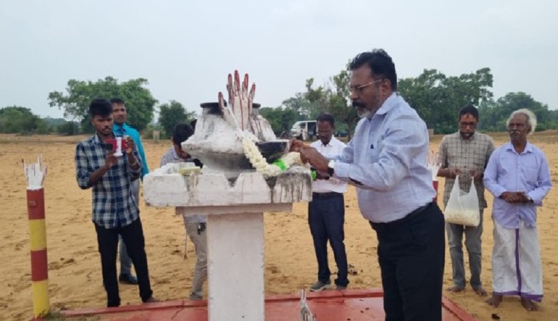 முள்ளிவாய்க்கால்  முற்றத்தில் அஞ்சலி செலுத்திய திருமாவளவன்!