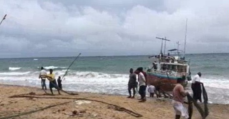 ' சீரற்ற காலநிலையினால் பல நாள் மீன்பிடி படகு!