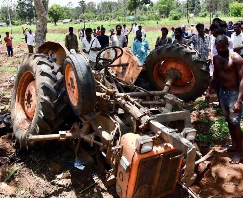 உழவு இயந்திரம் கவிழ்ந்து 15 வயது சிறுவன் உயிரிழப்பு!