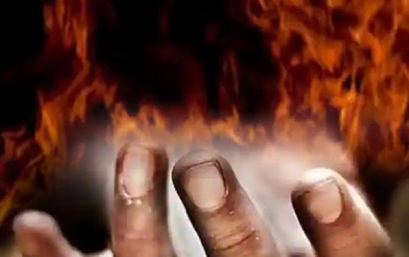 காதலுக்கு எதிர்ப்பு: தாயை பெட்ரோல் ஊற்றி தீ வைத்து கொலை செய்த மகள்