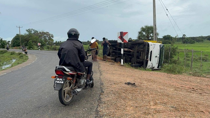 முல்லைத்தீவில் அரிசி ஏற்றி பயணித்துக் கொண்டிருந்த லொறி விபத்து!