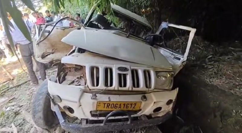 இந்தியாவில் ரயிலுடன் மோதிய வாகனம் - மூன்று பேர் மரணம்