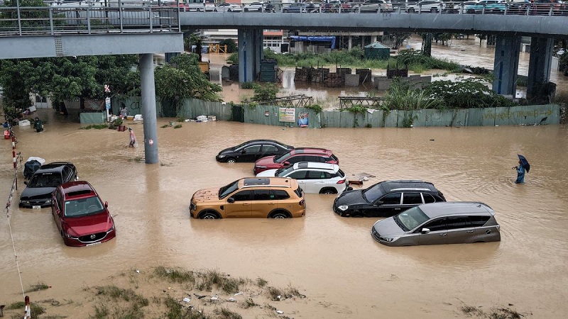வியட்நாமில் கனமழை மற்றும் திடீர் வெள்ளத்தில் சிக்கி 41 பேர் மரணம்