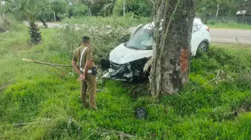 சாரதியின் தூக்கத்தினால் விபத்துக்குள்ளான கார்: நான்கு பேர் படுகாயம்