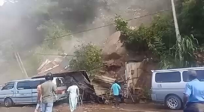 கடுகண்ணாவ நிலச்சரிவு - பாதையை ஒழுங்கமைக்கும் பணியில் இறங்கிய இராணுவம்!