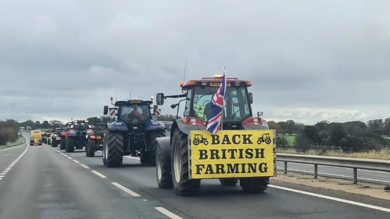 இங்கிலாந்தில் பாதைகளை மறித்து விவசாயிகள் போராட்டம்
