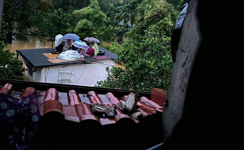 வீட்டின் மேல் கூரையில் இரவைக் கழித்த குடும்பங்கள்! சீரற்ற வானிலையால் அவலம்