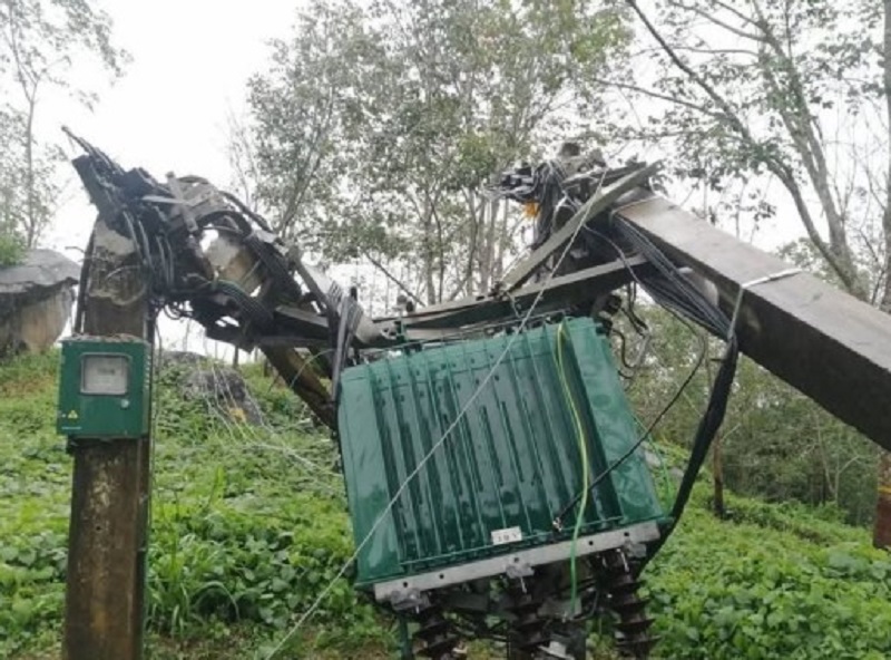 சீரற்ற காலநிலை  65,000 இற்கும் அதிகமான மின் துண்டிப்புகள்: களத்தில் மின்சாரசபை ஊழியர்கள்