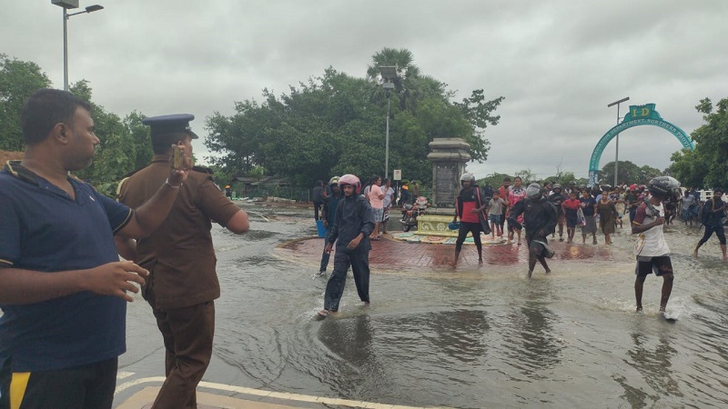 பாரிய வெள்ளத்தில் தத்தளிக்கும் கிளிநொச்சி மாவட்டம்: பெருமளவான குடும்பங்கள் இடப்பெயர்வு