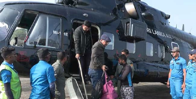 நுவரெலியாவில் வெள்ளத்தில் சிக்கிய 21 வெளிநாட்டினர் ஹெலிகாப்டர் மூலம் மீட்பு