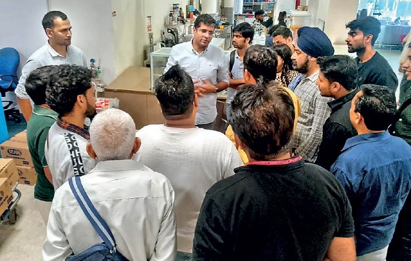 இலங்கையில் சிக்கியுள்ள 150 தமிழர்களை மீட்க இந்தியா நடவடிக்கை