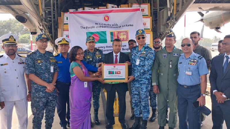 வங்கதேசத்தில் இருந்து இலங்கை வந்த நிவாரண பொருட்கள்