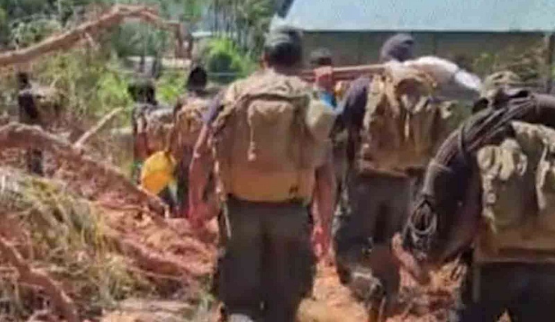 இயல்பு நிலைக்கு கொண்டுவருவதற்காக மீட்பு பணிகளை தொடரும் இராணுவத்தினர்!