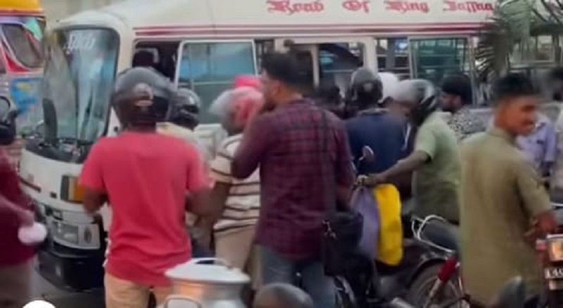 யாழில் தனியார் சிற்றூர்தி நடத்துனரை தலைக்கவசத்தால் தாக்கிய இளைஞர் பொலிஸாரால் கைது!