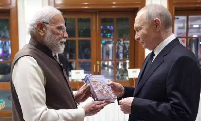 ரஷ்ய ஜனாதிபதி புட்டினுக்கு பகவத் கீதையை பரிசளித்தார் இந்திய பிரதமர் மோடி