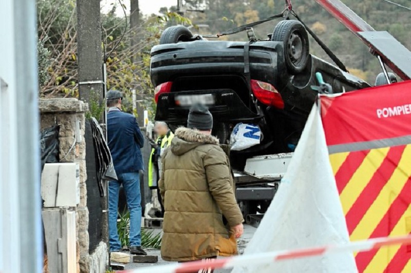 பிரான்சில் நீச்சல் குளத்தில் மூழ்கிய கார் - மூன்று இளைஞர்கள் மரணம்
