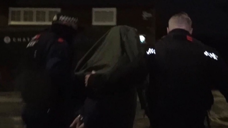 இங்கிலாந்தில் போதைப்பொருள் ஆய்வகங்கள் கண்டுபிடிப்பு - 8 பேர் கைது