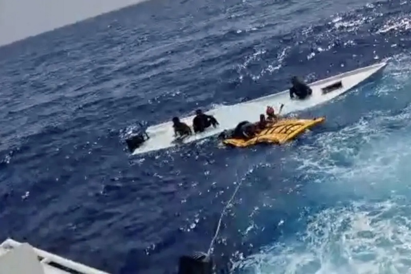 மத்திய தரைக்கடலில் அகதிகள் படகு கவிழ்ந்து விபத்து - 18 பேர் மரணம்