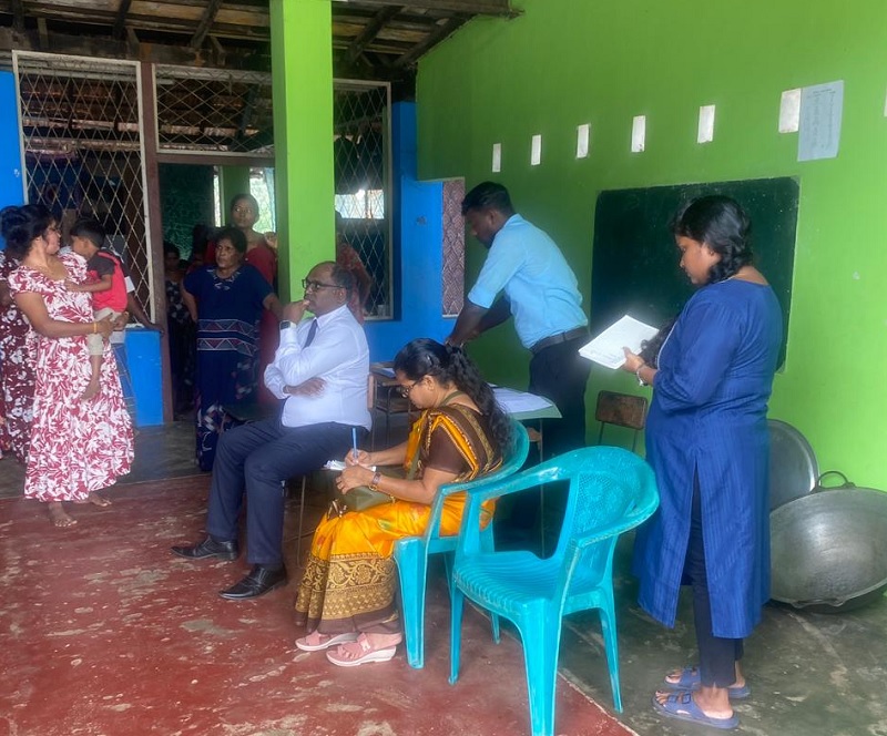 யாழ்ப்பாணத்தில் இடைத்தங்கல் முகாம்களில் உள்ளவர்களை பார்வையிட்ட மனிதவுரிமை ஆணைக்குழு!