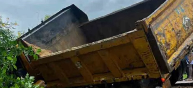 சட்டவிரோத மண் அகழ்வுக்கு எதிராக செயற்பட்டவர்  ரிப்பர் மோதி உயிரிழப்பு!