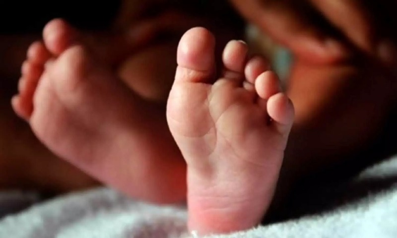 இந்தியாவில் பெற்றோருக்கு இடையே நசுங்கி உயிரிழந்த 26 நாள் குழந்தை