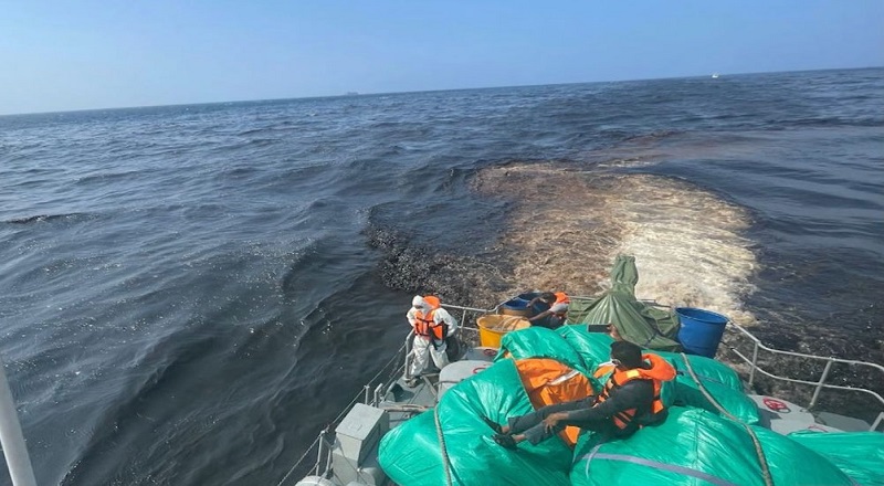 கொழும்பு துறைமுகத்தில்  கச்சா எண்ணெய் கசிவு : 200 மெட்ரிக் டன் கடலுடன் கலப்பு!