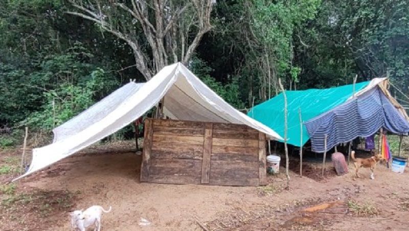 வெள்ளப்பெருக்கு காரணமாக நீரில் மூழ்கிய கிராமம்: வீதியோரங்களில் மக்கள்