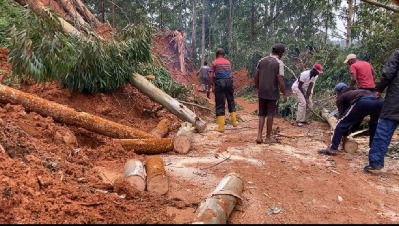 டித்வா அனர்த்தத்தினால் 13 வீதிகளில் போக்குவரத்து தொடர்ந்தும் பாதிப்பு!