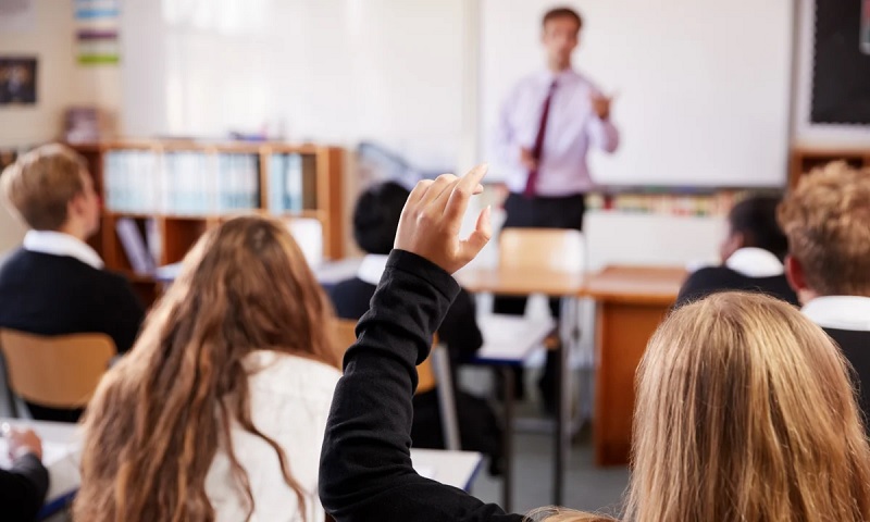 இங்கிலாந்தில் வகுப்பறைகளில் சிறுமிகளுக்கு எதிரான வன்முறையை தடுக்க நடவடிக்கை