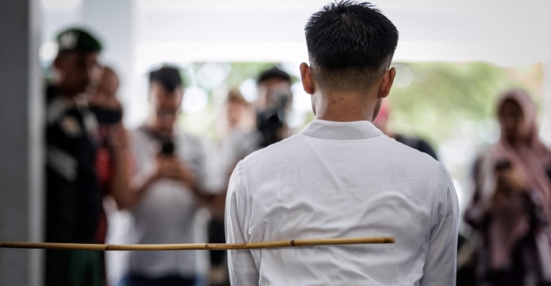 சிங்கப்பூரில் மோசடியாளர்களுக்கு 24 பிரம்படிகள் வழங்க உத்தரவு