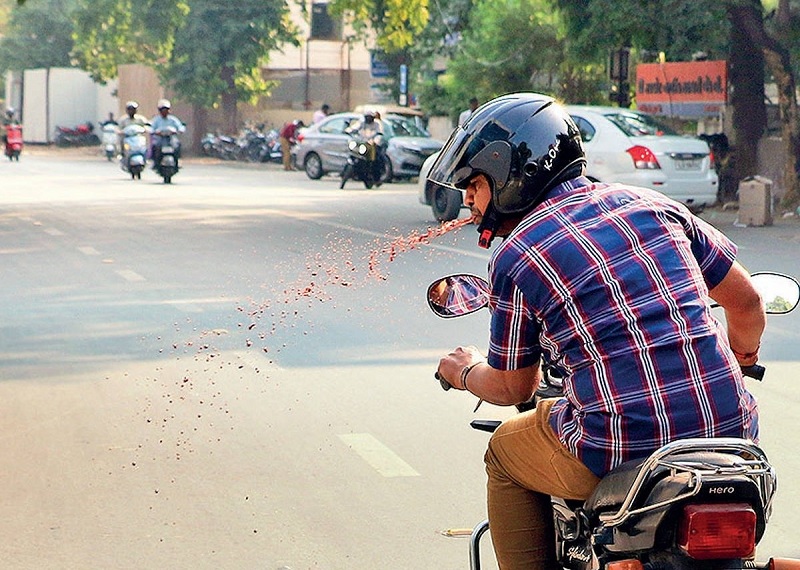 பொது இடத்தில் எச்சில் உமிழ்ந்த மூவருக்கு 7000/= ரூபா தண்டம்