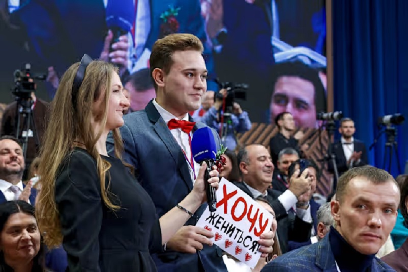 ரஷ்ய ஜனாதிபதி முன்னிலையில் காதலை வெளிப்படுத்திய பத்திரிகையாளர்