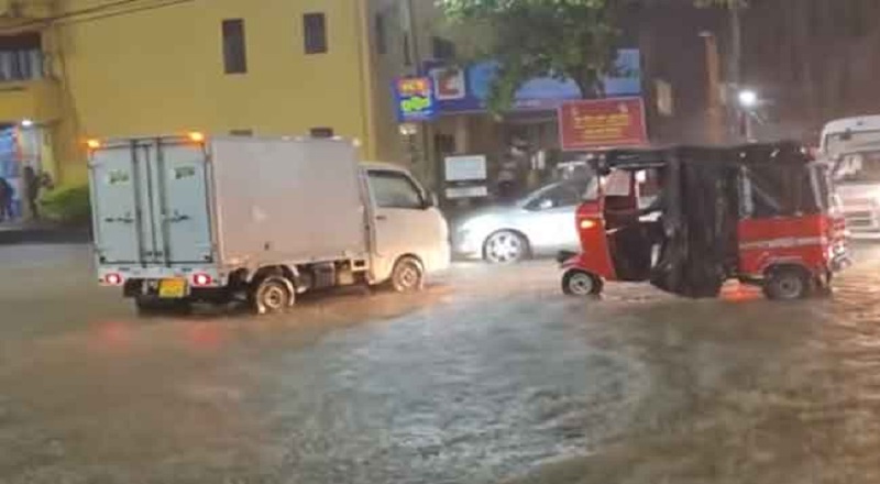 கவனயீனமாக செயற்பட்ட அதிகாரிகள் - காலியில் வெள்ளத்தில் மூழ்கிய சாலைகள்!