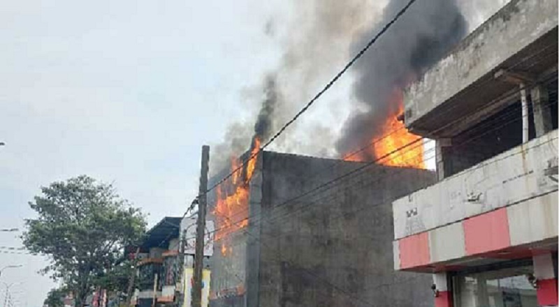 திஹாரியவில் உள்ள 03 மாடிக் கட்டிடத்தில் தீவிபத்து!