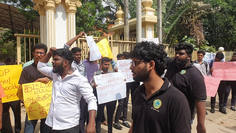 எடுப்பது பிச்சை வைப்பது புத்தர் சிலையா..?  பல்கலைக்கழக மாணவர்கள் போராட்டம்