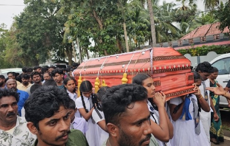 முல்லைத்தீவில் உயிரிழந்த தோழியின் உடலை தூக்கிச் சென்று நீதி கோரிய மாணவிகள்!