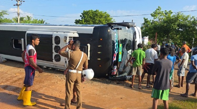 திருகோணமலையில் வேகக் கட்டுப்பாட்டை இழந்த சொகுசு பேருந்து விபத்து! 12 பேர் படுகாயம்
