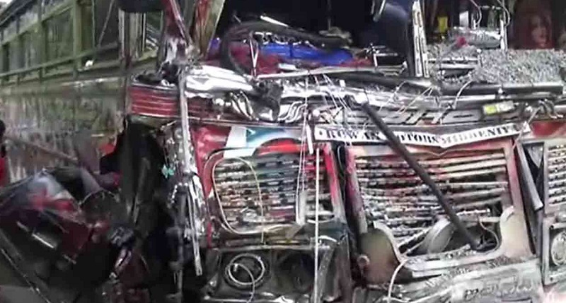 டிப்பர்  - பேருந்து  நேருக்கு நேர் மோதி விபத்து: 30 பேர் காயம்