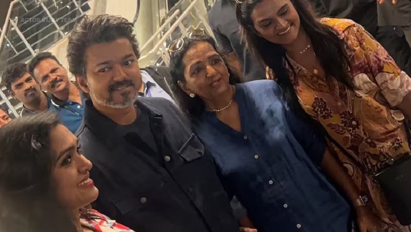 நடிகர் விஜயை காண மலேசியாவில் திரண்ட கூட்டம்