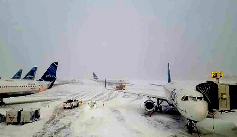 அமெரிக்காவில்  புயல் காரணமாக ஆயிரக்கணக்கான விமான சேவைகள் இரத்து!