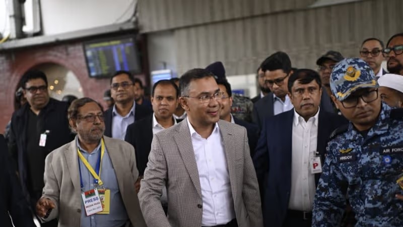 17 ஆண்டுகளுக்கு பிறகு நாடு திரும்பிய தாரிக் ரகுமானின் முதல் நடவடிக்கை