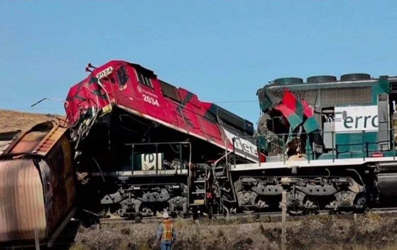 மெக்சிகோவில் ரயில் தடம் புரண்டதில் 13 பேர் உயிரிழப்பு!