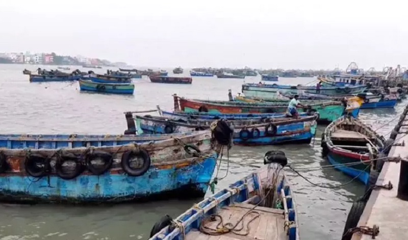 இலங்கை கடற்படையினால் சிறைபிடிக்கப்பட்ட மீனவர்களை விடுதலை செய்ய வலியுறுத்தி வேலை நிறுத்தம்!