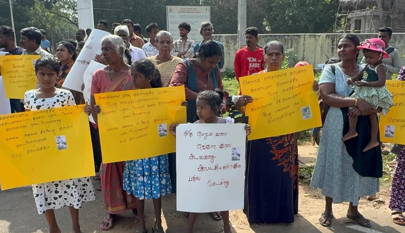 சிறுமியின்  மரணத்திற்கு நீதி கோரி முல்லைத்தீவு வைத்தியசாலைக்கு முன்பாக போராட்டம்!