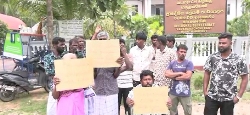 கடற்தொழிலாளர் சங்கத்தினால் வடமராட்சி கிழக்கு பிரதேச செயலகம் முன்பாக  ஆர்ப்பாட்டம்!