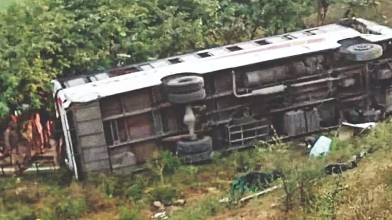 உத்தர பிரதேசத்தில் பஸ் பள்ளத்தில் கவிழ்ந்து விபத்து - 6 பேர் மரணம்