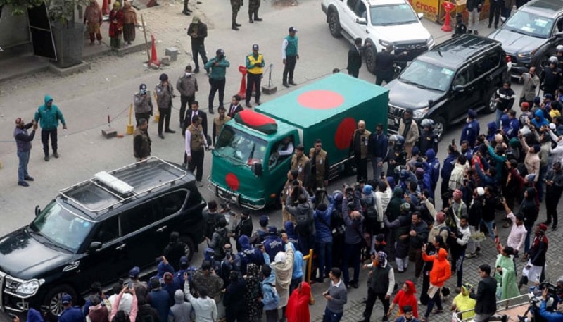 ஆயிரக்கணக்கானோர் தலைமையில் வங்காளதேச முன்னாள் பிரதமர் உடல் அடக்கம்