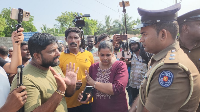 அச்சுறுத்தல்களுக்கு மத்தியில் தையிட்டியில் தொடரும் போராட்டம்!